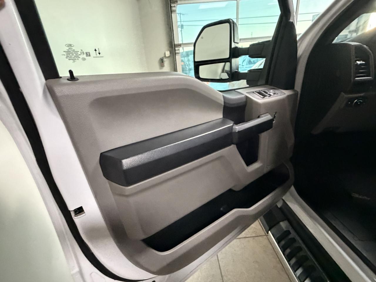 Ford Super Duty F-350 DRW Crew Cab 176" WB XLT 4WD 2020