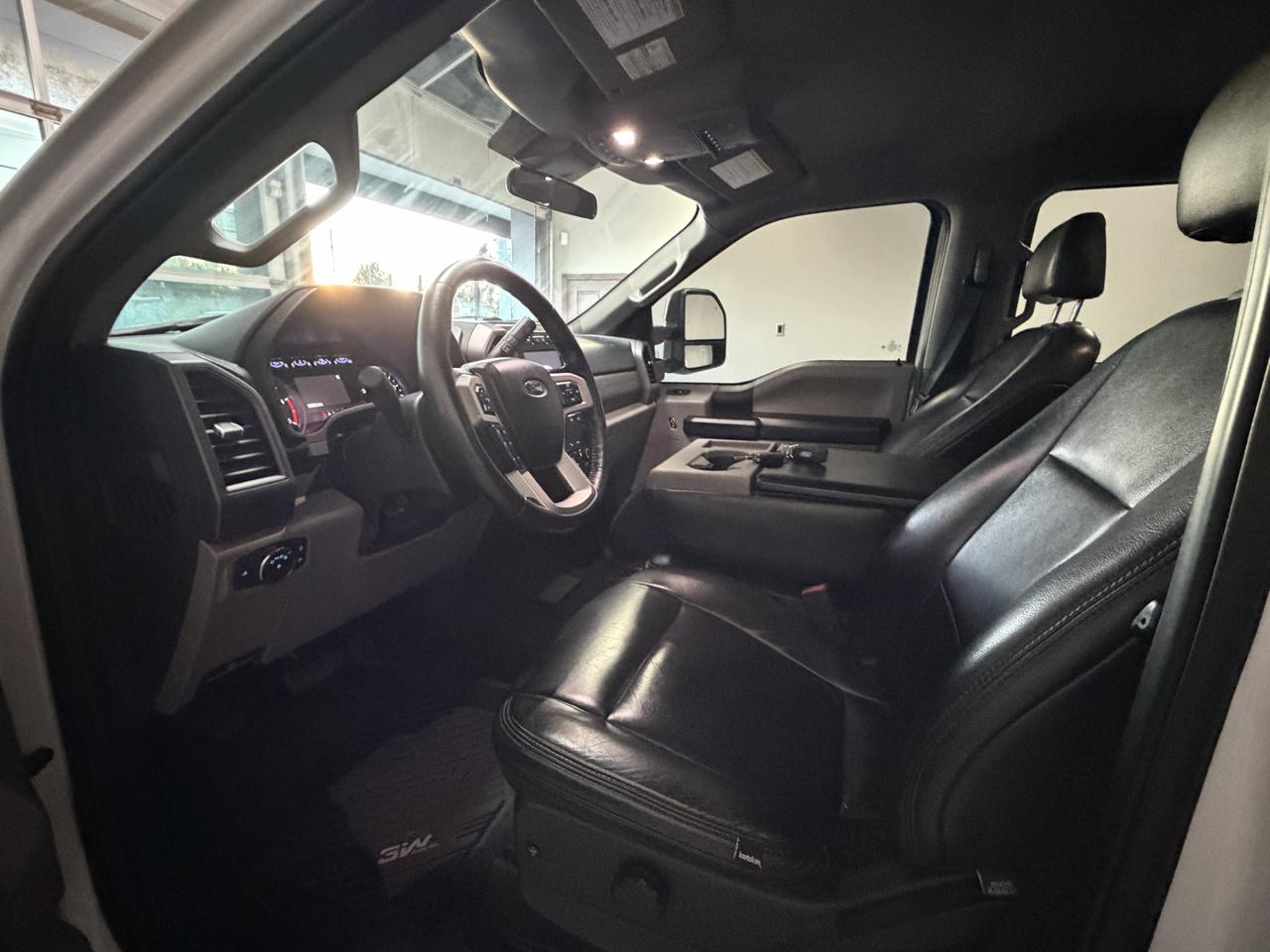 Ford Super Duty F-350 DRW Crew Cab 176" WB XLT 4WD 2020