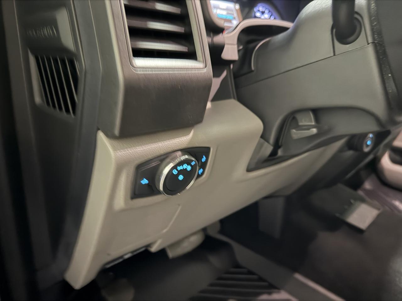Ford Super Duty F-350 DRW Crew Cab 176" WB XLT 4WD 2020
