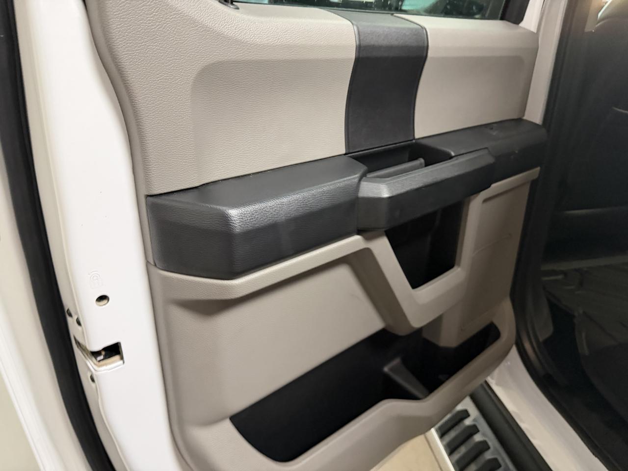 Ford Super Duty F-350 DRW Crew Cab 176" WB XLT 4WD 2020