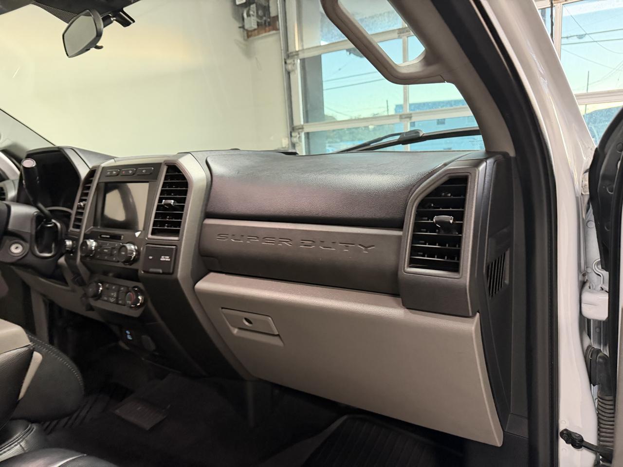 Ford Super Duty F-350 DRW Crew Cab 176" WB XLT 4WD 2020