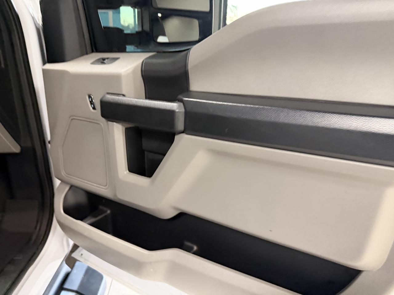 Ford Super Duty F-350 DRW Crew Cab 176" WB XLT 4WD 2020