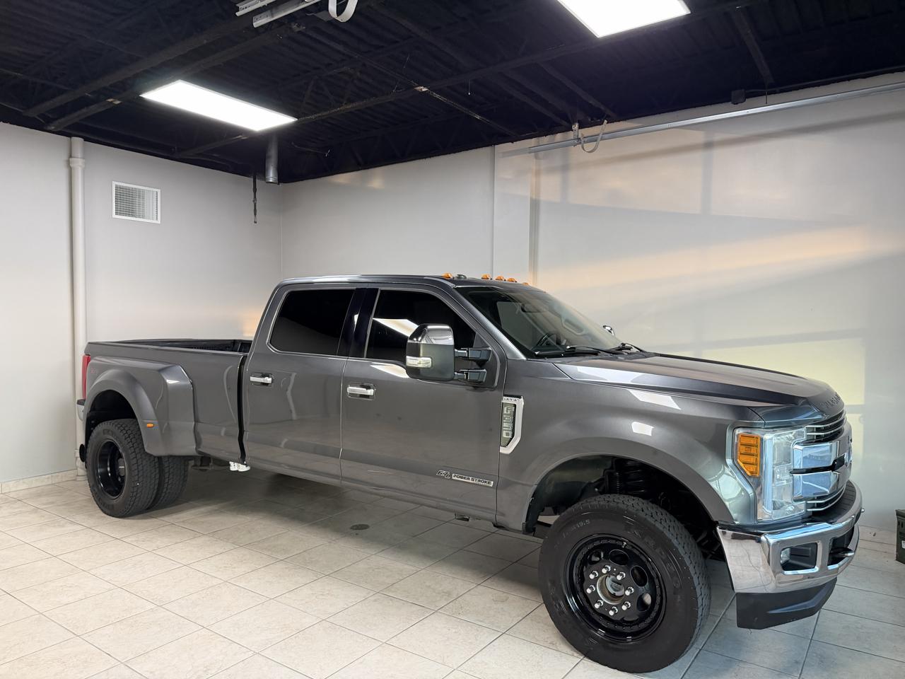Ford Super Duty F-350 DRW Lariat 4WD Crew Cab 8' Box 2017