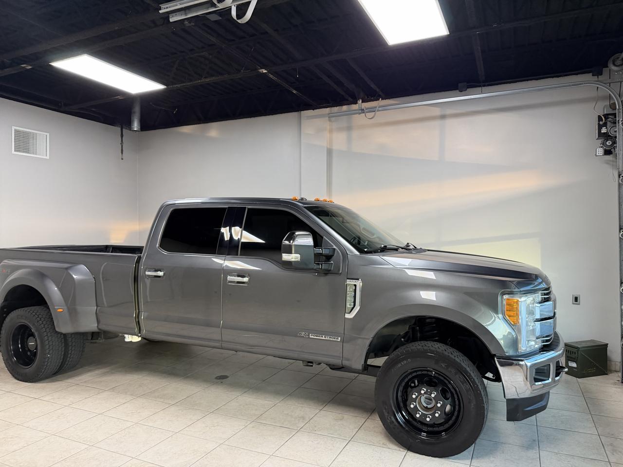 Ford Super Duty F-350 DRW Lariat 4WD Crew Cab 8' Box 2017