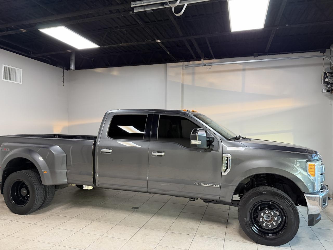 Ford Super Duty F-350 DRW Lariat 4WD Crew Cab 8' Box 2017