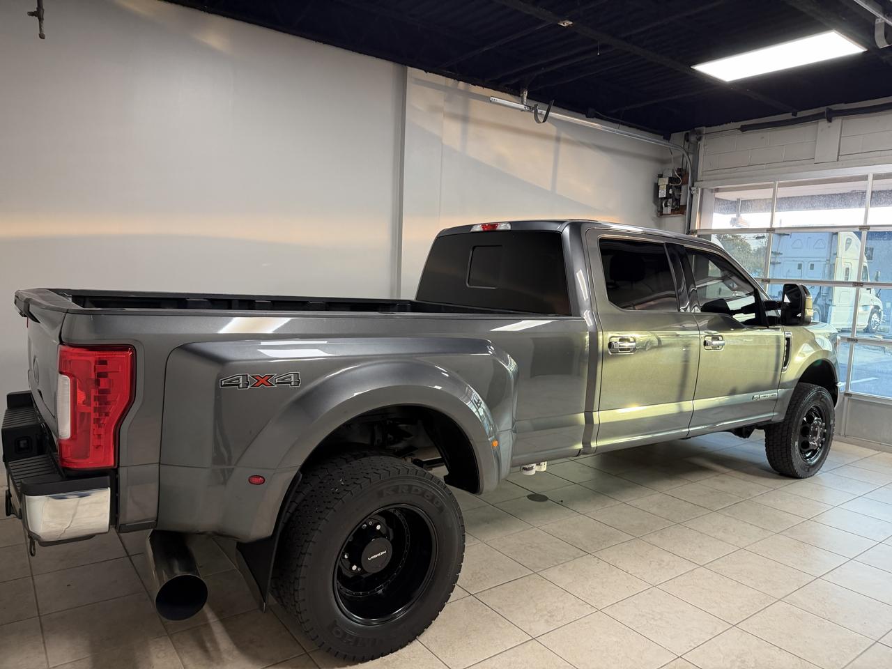 Ford Super Duty F-350 DRW Lariat 4WD Crew Cab 8' Box 2017
