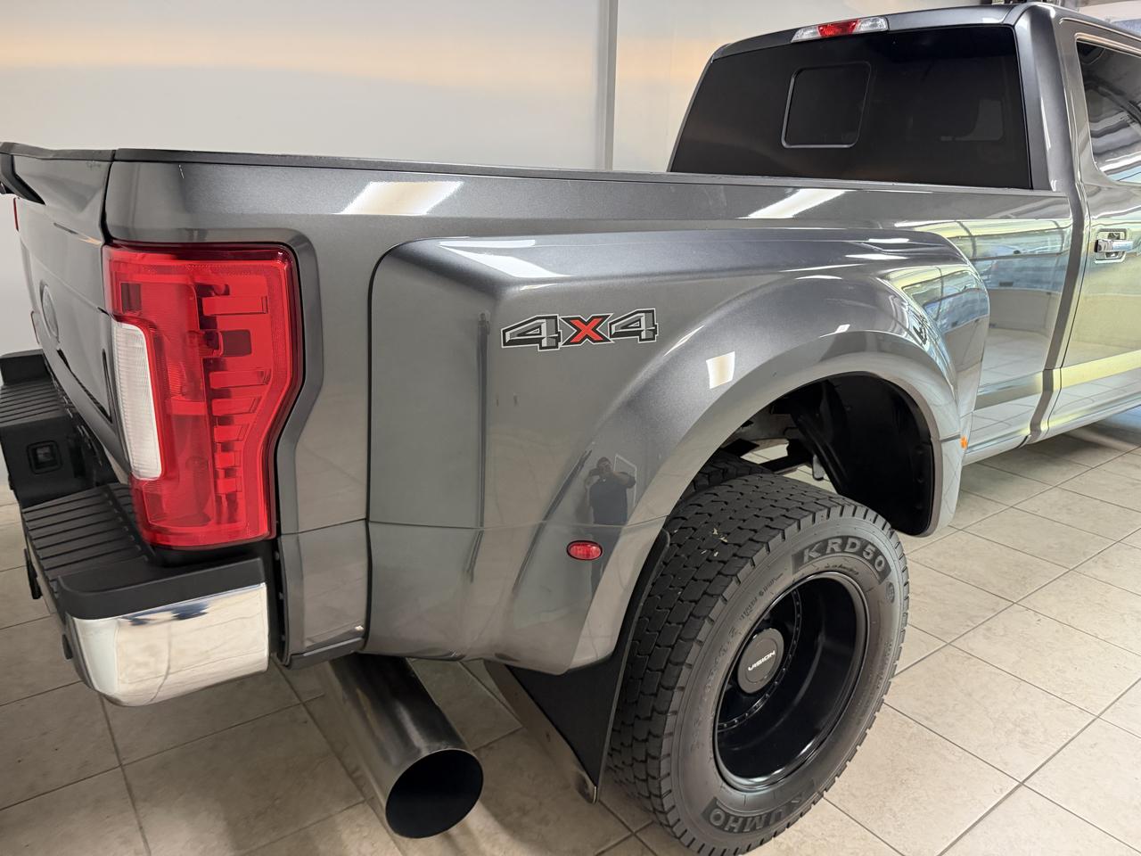 Ford Super Duty F-350 DRW Lariat 4WD Crew Cab 8' Box 2017