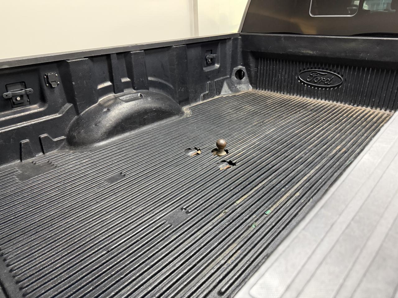 Ford Super Duty F-350 DRW Lariat 4WD Crew Cab 8' Box 2017