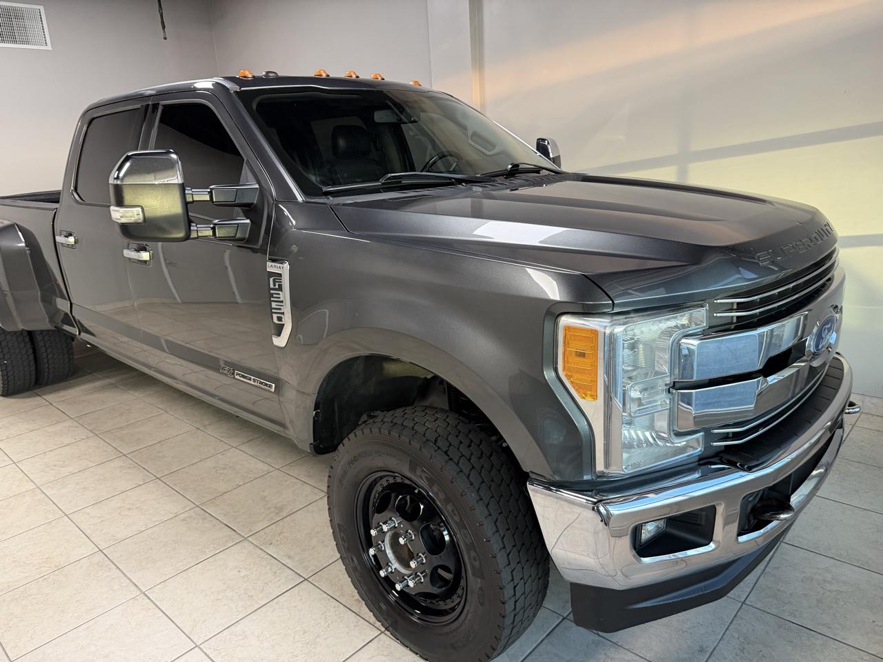 Ford Super Duty F-350 DRW Lariat 4WD Crew Cab 8' Box 2017