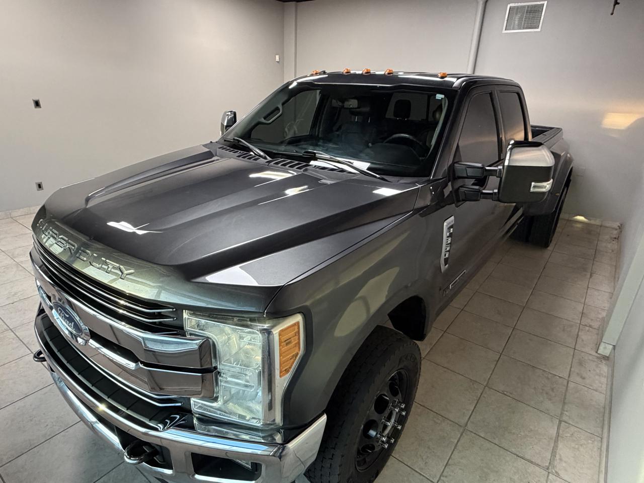 Ford Super Duty F-350 DRW Lariat 4WD Crew Cab 8' Box 2017
