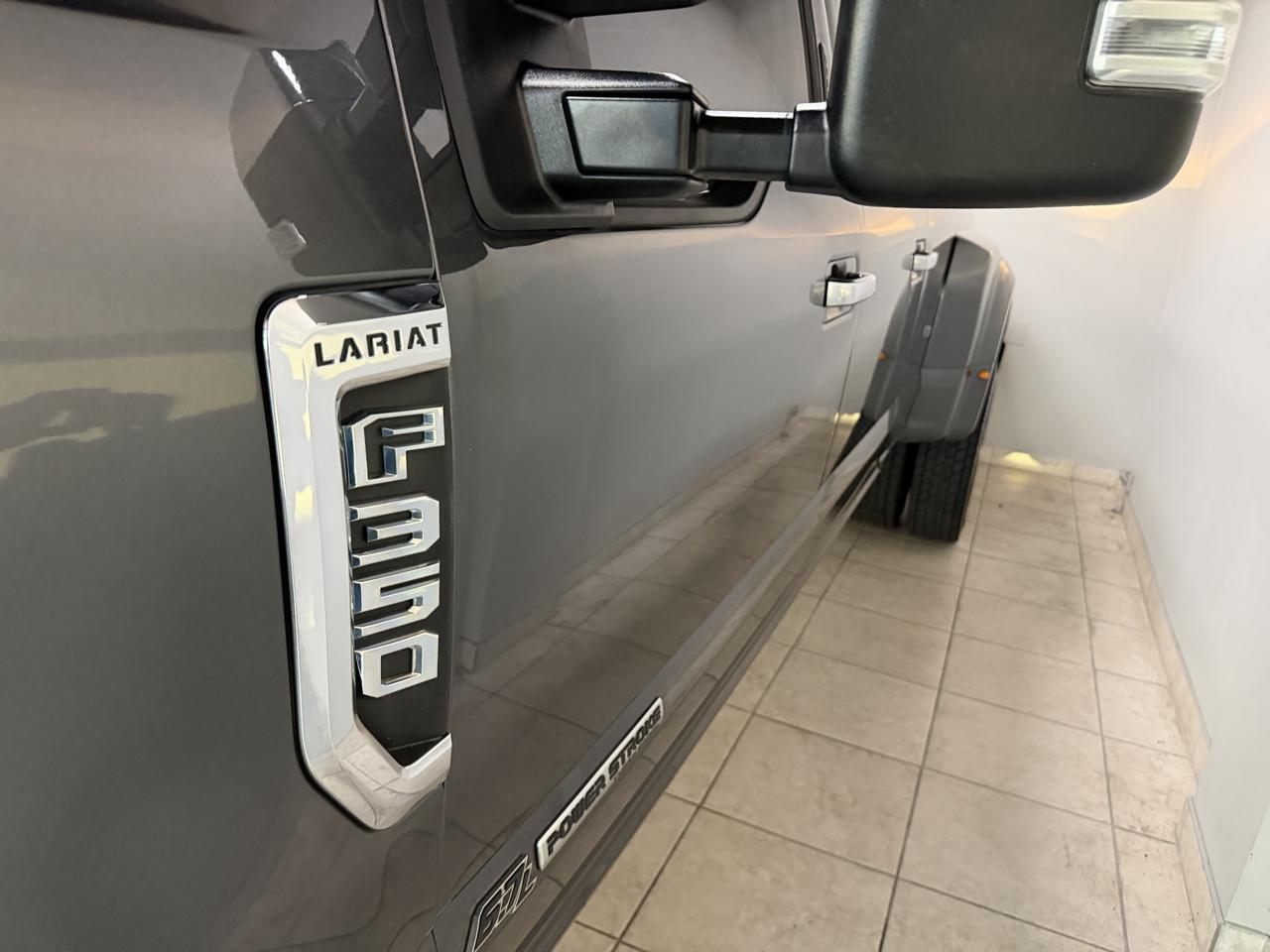 Ford Super Duty F-350 DRW Lariat 4WD Crew Cab 8' Box 2017