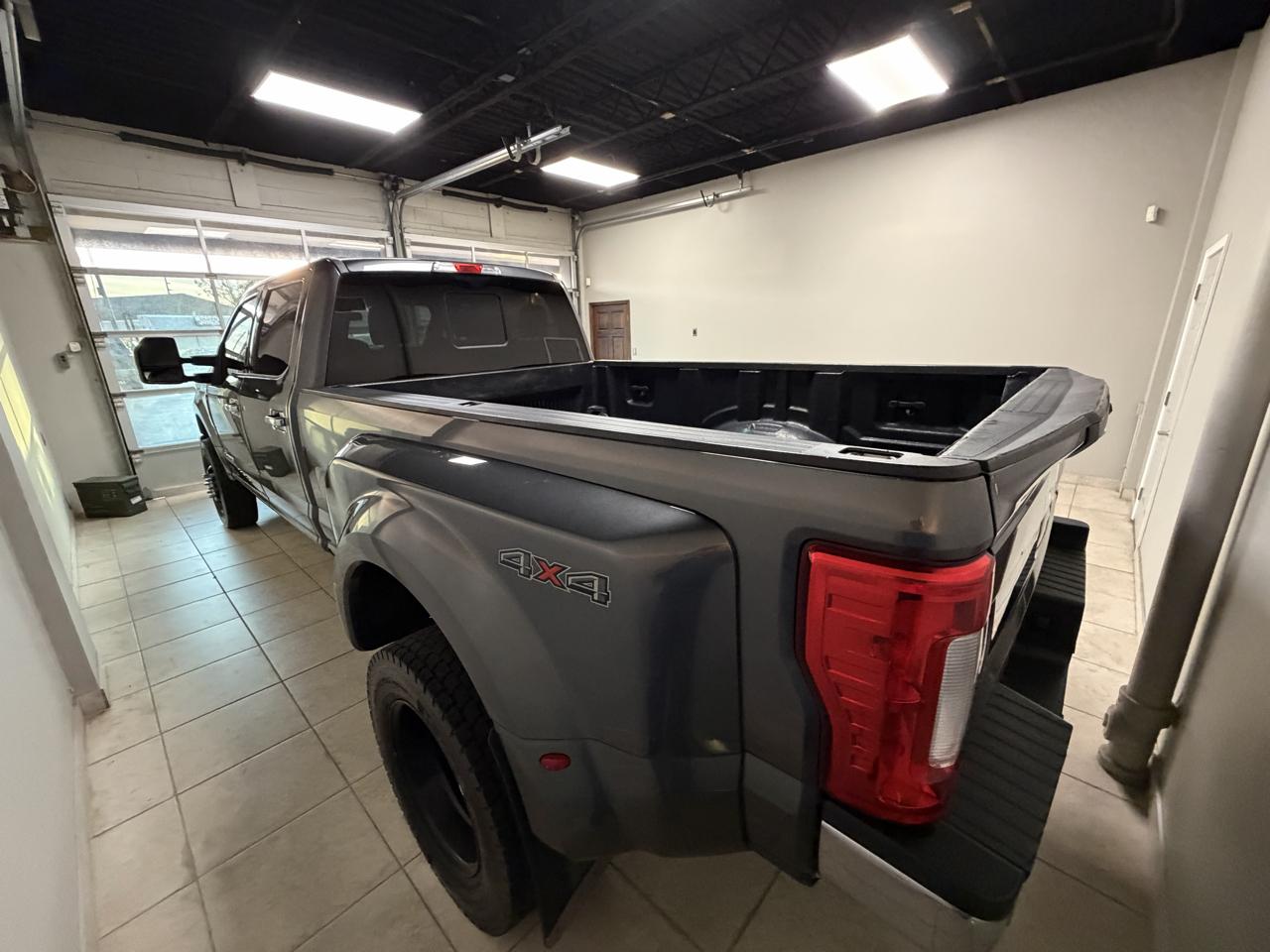 Ford Super Duty F-350 DRW Lariat 4WD Crew Cab 8' Box 2017