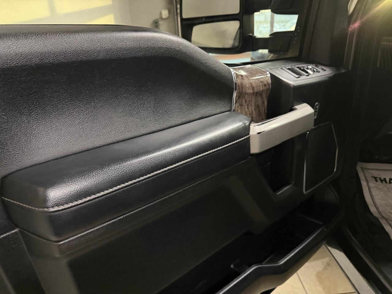 Ford Super Duty F-350 DRW Lariat 4WD Crew Cab 8' Box 2017
