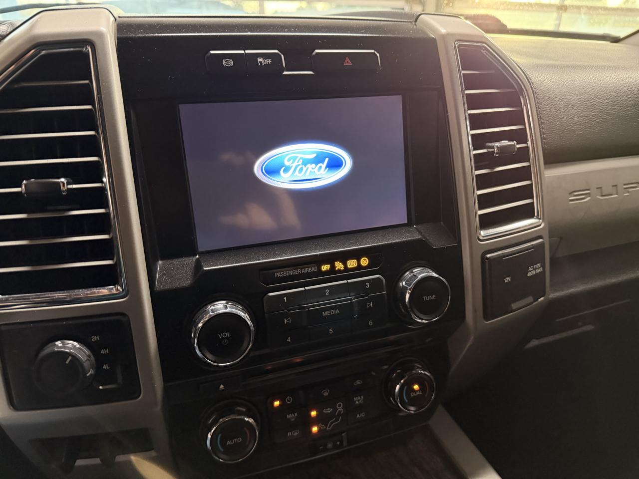 Ford Super Duty F-350 DRW Lariat 4WD Crew Cab 8' Box 2017