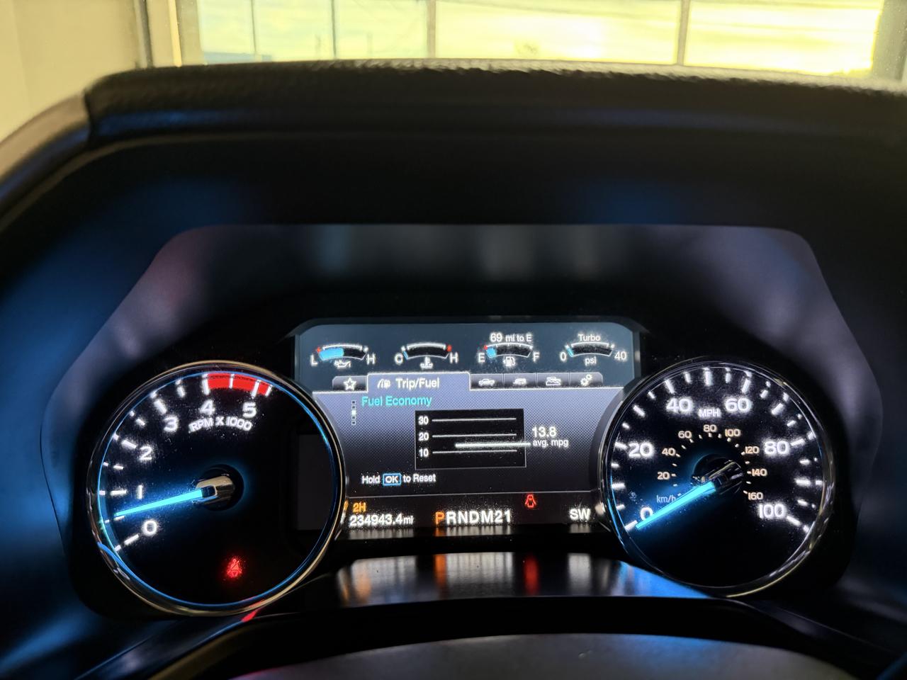 Ford Super Duty F-350 DRW Lariat 4WD Crew Cab 8' Box 2017