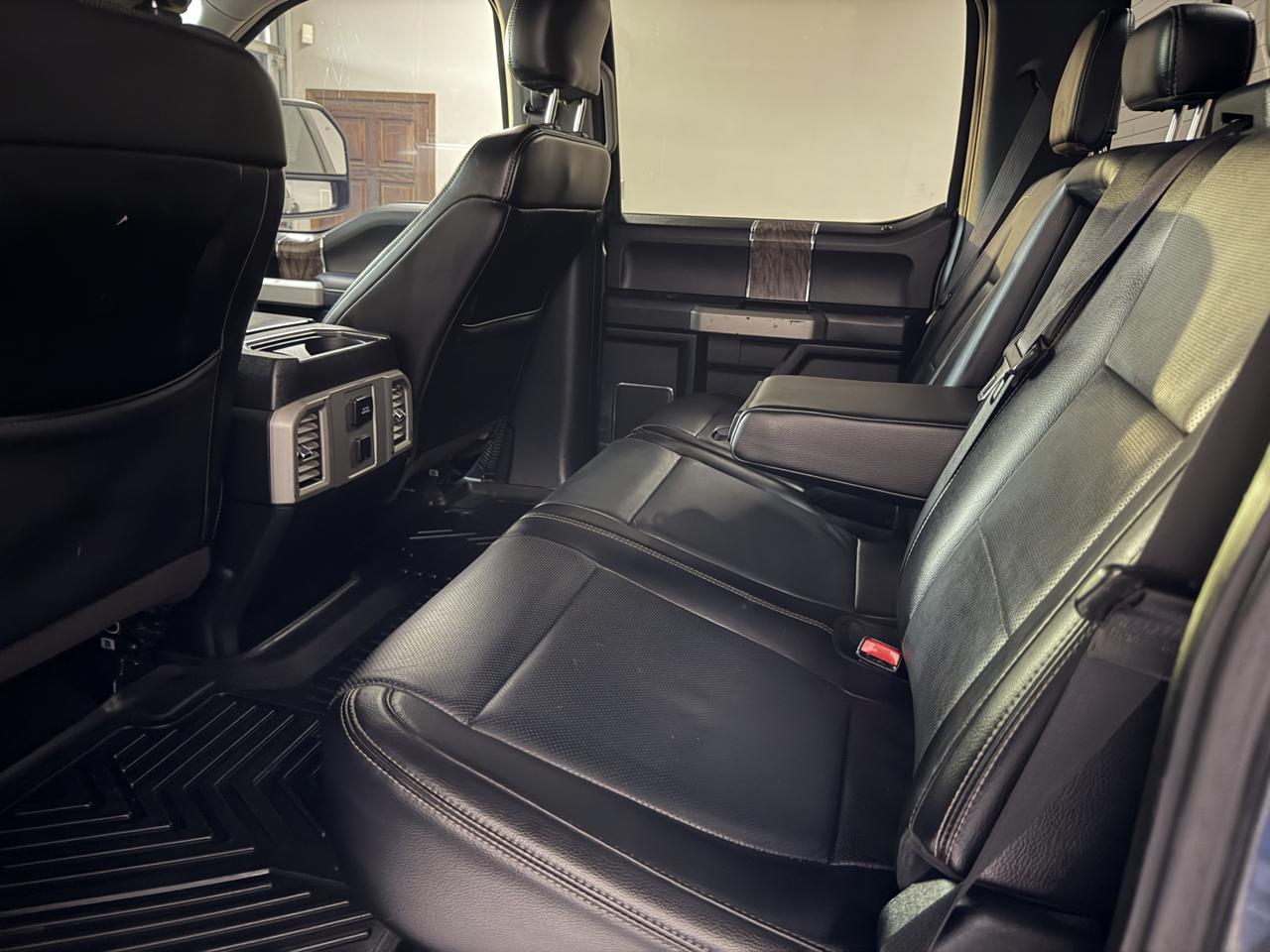 Ford Super Duty F-350 DRW Lariat 4WD Crew Cab 8' Box 2017