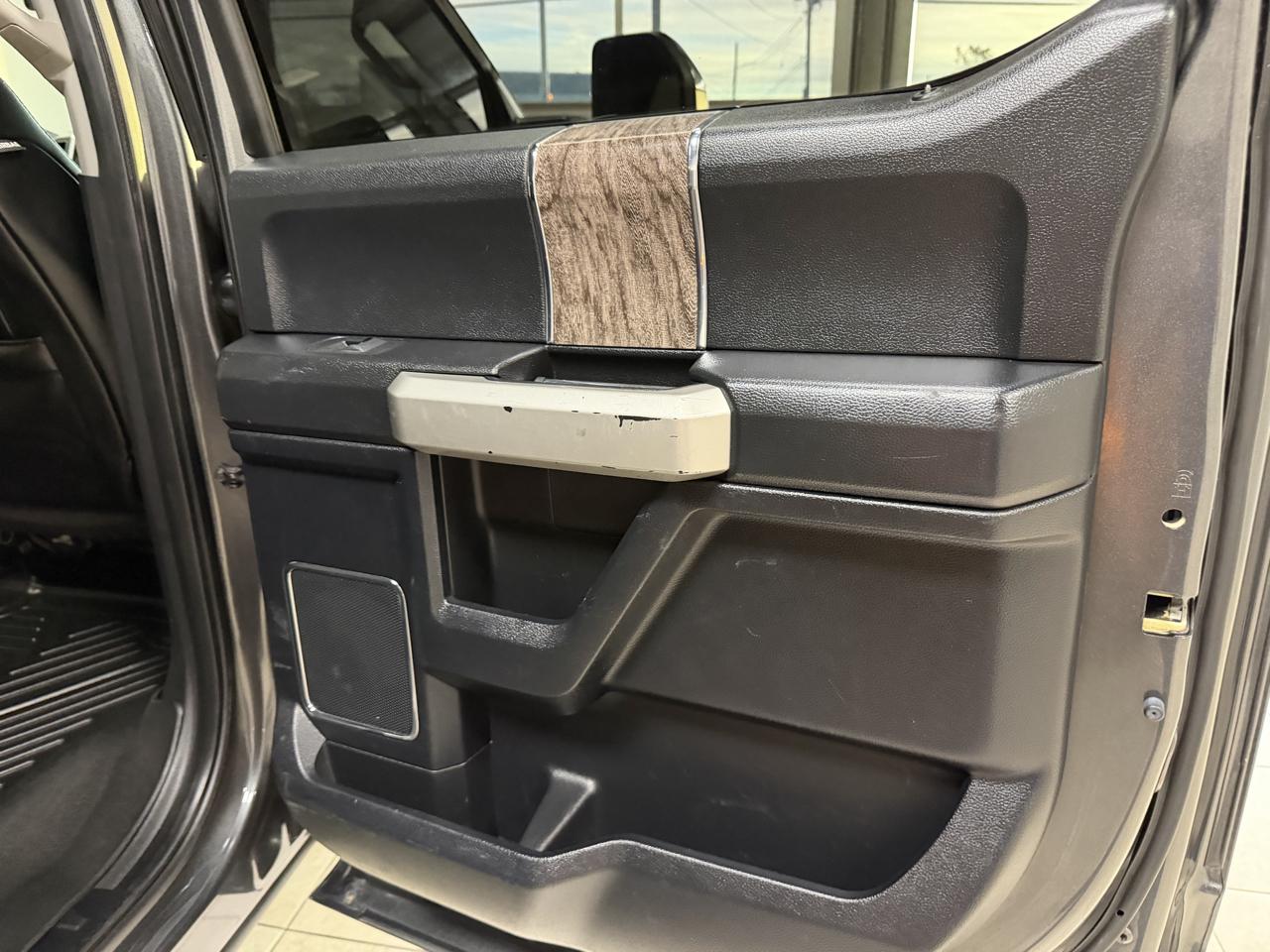 Ford Super Duty F-350 DRW Lariat 4WD Crew Cab 8' Box 2017