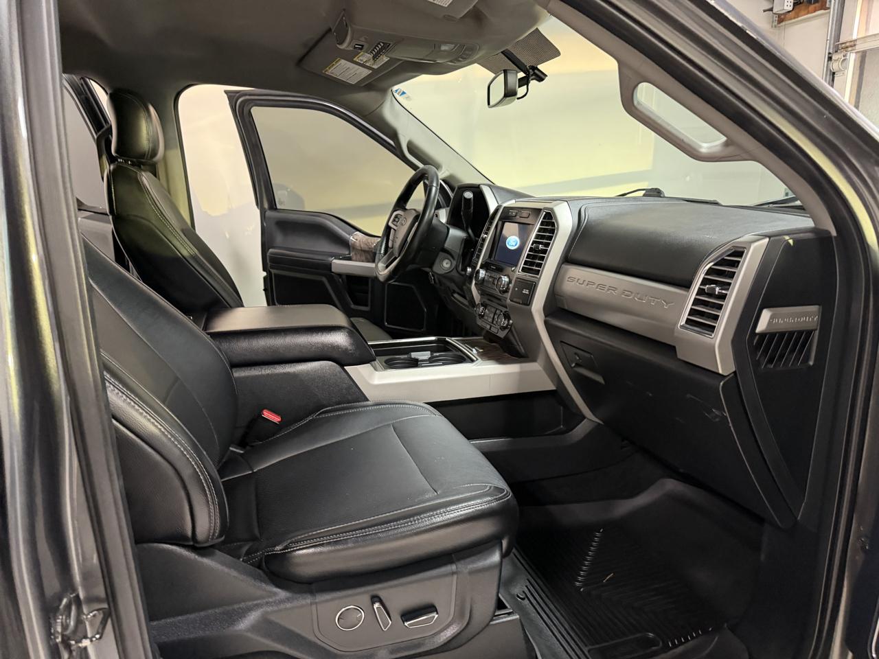 Ford Super Duty F-350 DRW Lariat 4WD Crew Cab 8' Box 2017