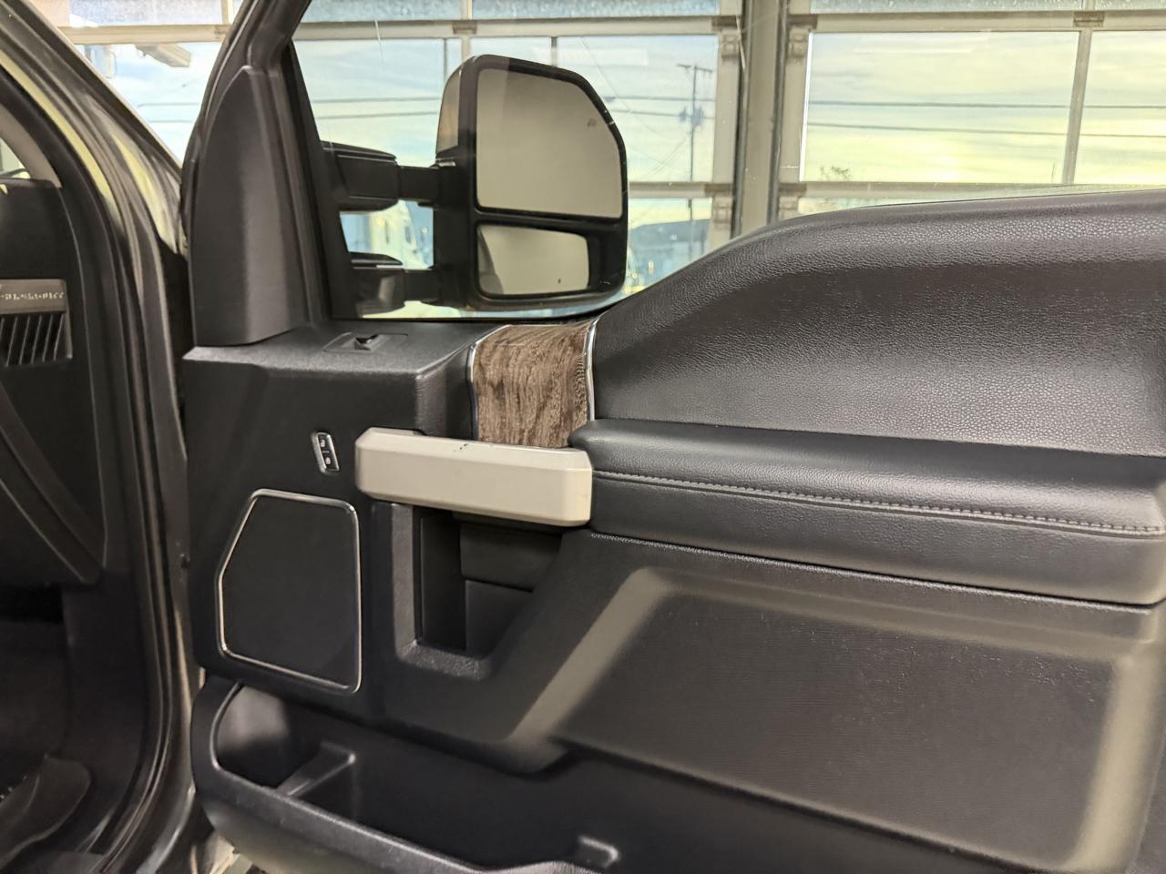 Ford Super Duty F-350 DRW Lariat 4WD Crew Cab 8' Box 2017