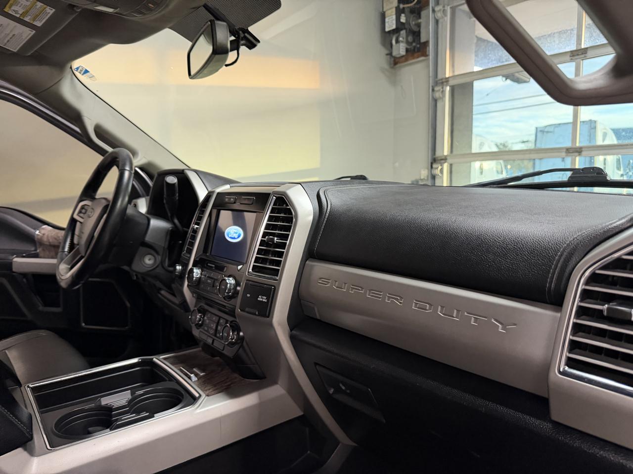 Ford Super Duty F-350 DRW Lariat 4WD Crew Cab 8' Box 2017