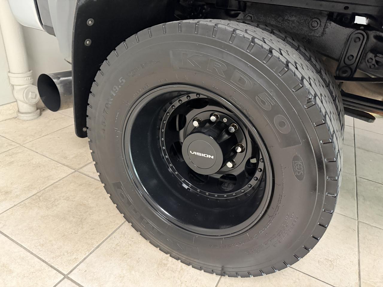 Ford Super Duty F-350 DRW Lariat 4WD Crew Cab 8' Box 2017