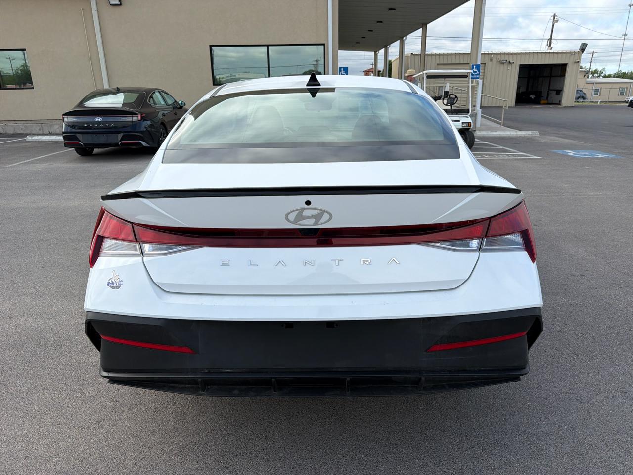 Hyundai Elantra  2025