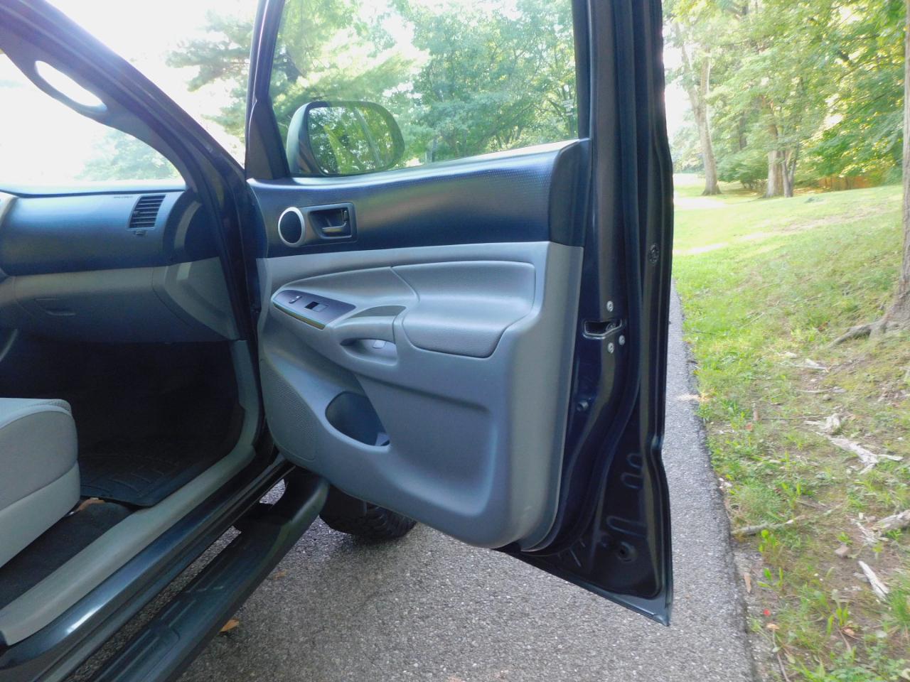 Toyota Tacoma 4WD Double Cab V6 AT (Natl) 2013