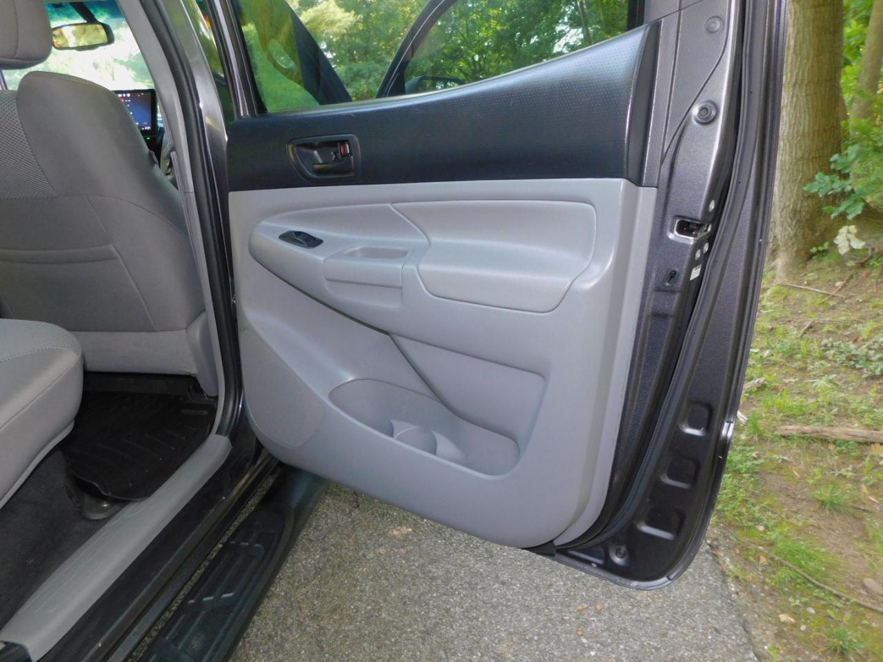 Toyota Tacoma 4WD Double Cab V6 AT (Natl) 2013