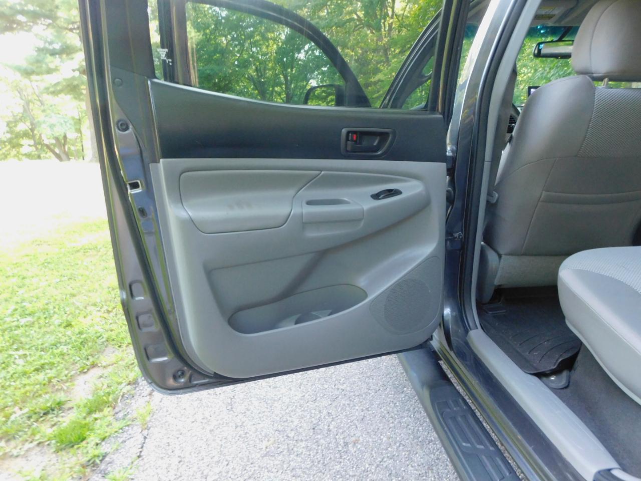 Toyota Tacoma 4WD Double Cab V6 AT (Natl) 2013