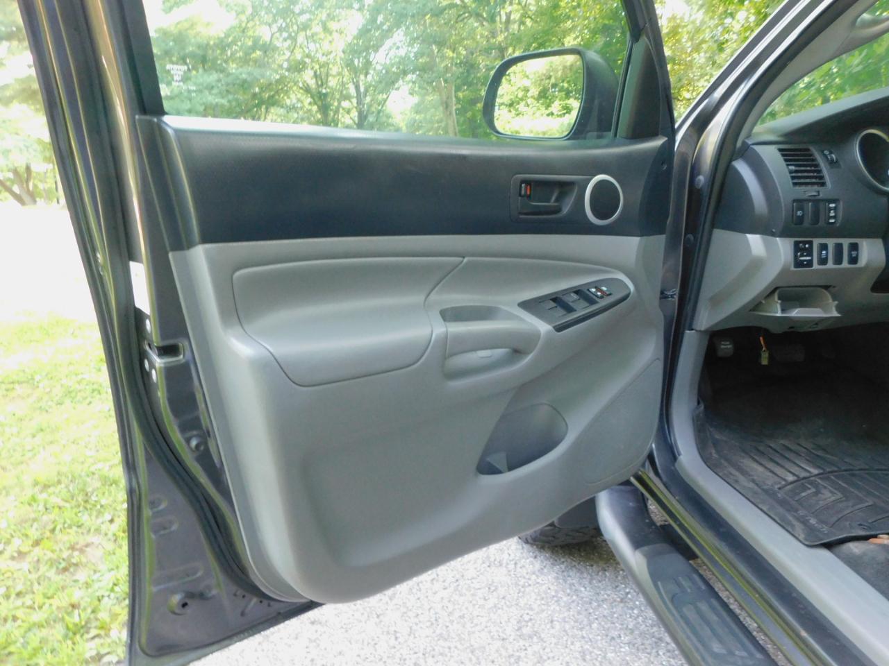 Toyota Tacoma 4WD Double Cab V6 AT (Natl) 2013