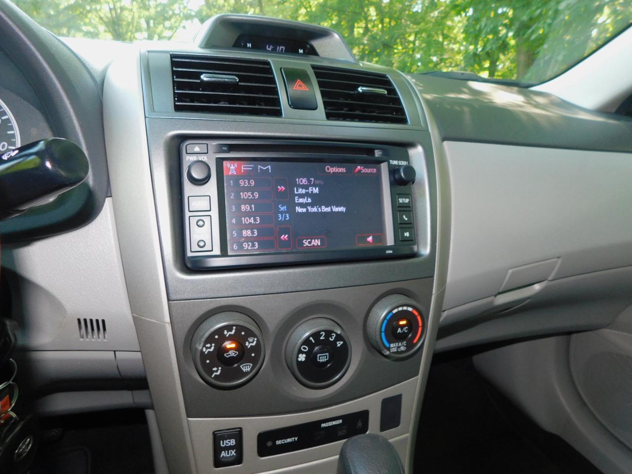 Toyota Corolla 4dr Sdn Auto LE Special Edition (Natl) 2013