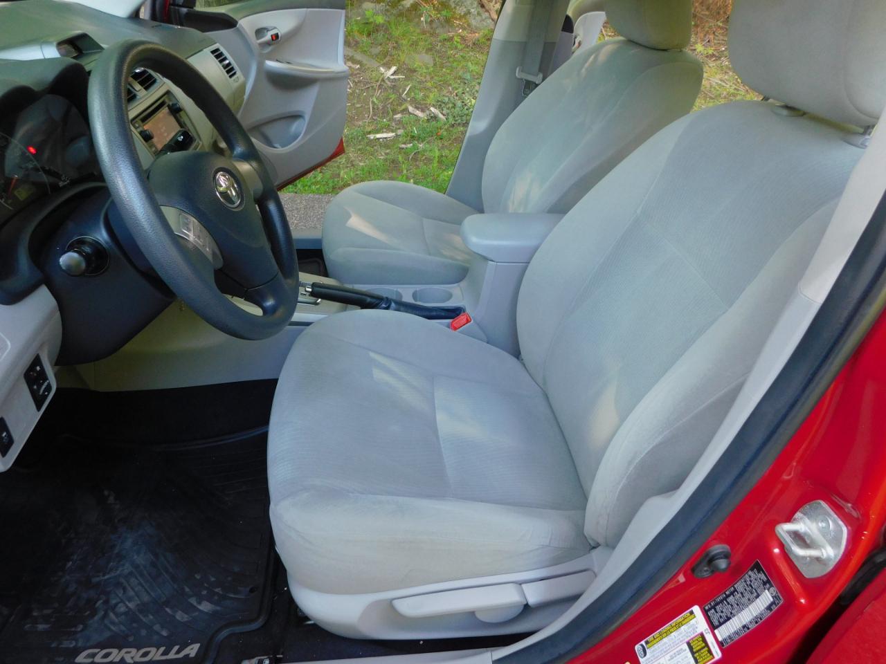 Toyota Corolla 4dr Sdn Auto LE Special Edition (Natl) 2013