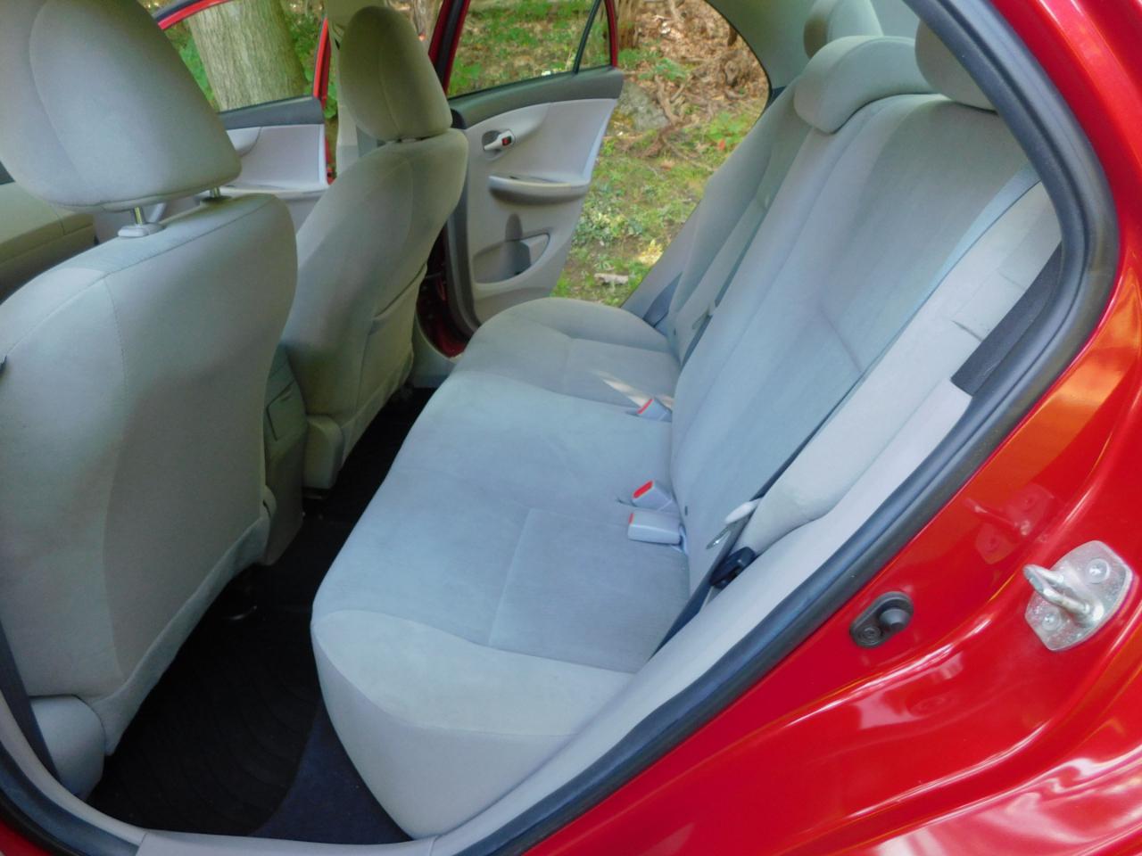 Toyota Corolla 4dr Sdn Auto LE Special Edition (Natl) 2013
