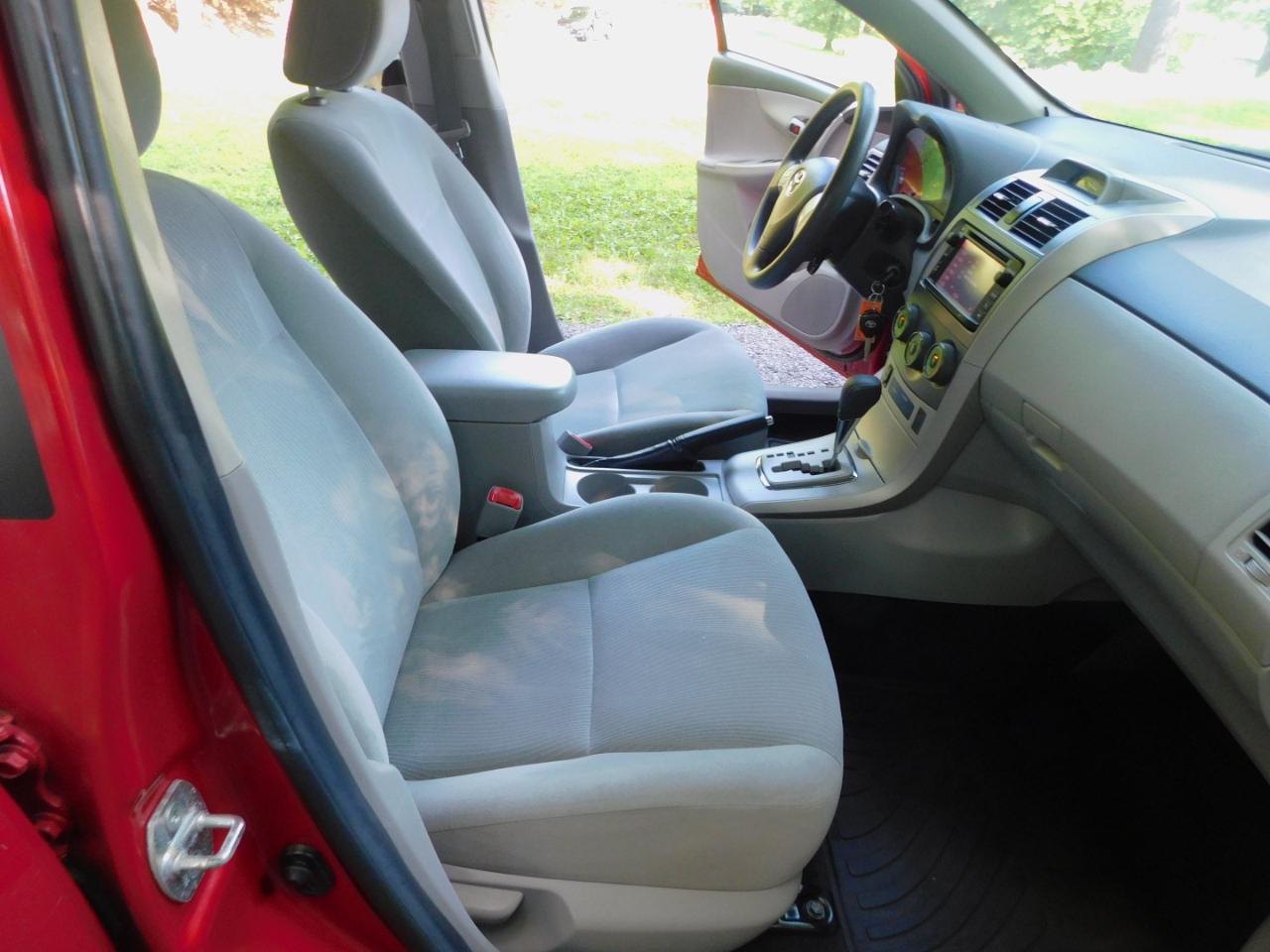 Toyota Corolla 4dr Sdn Auto LE Special Edition (Natl) 2013
