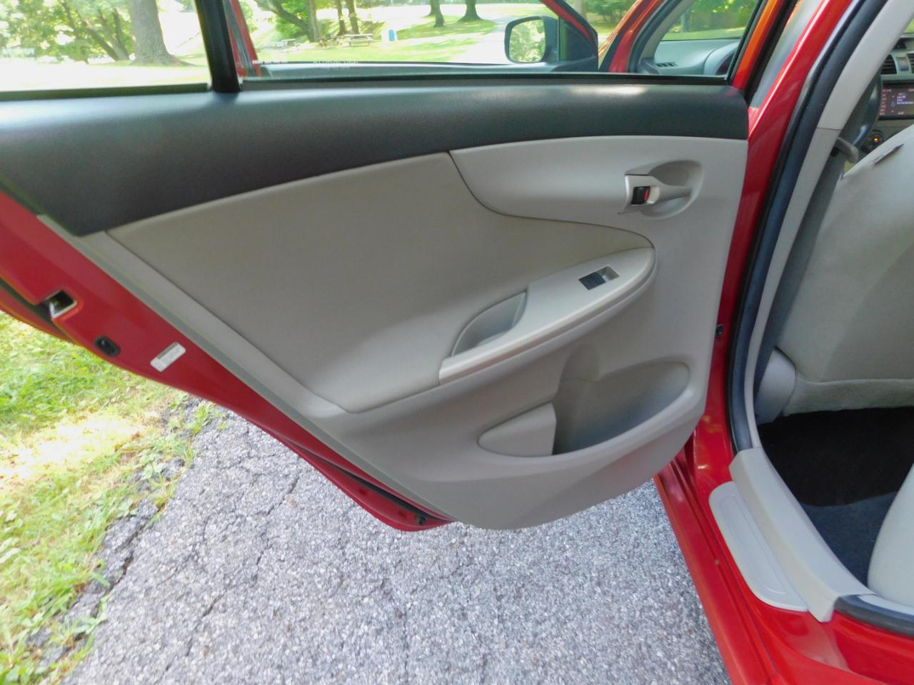 Toyota Corolla 4dr Sdn Auto LE Special Edition (Natl) 2013