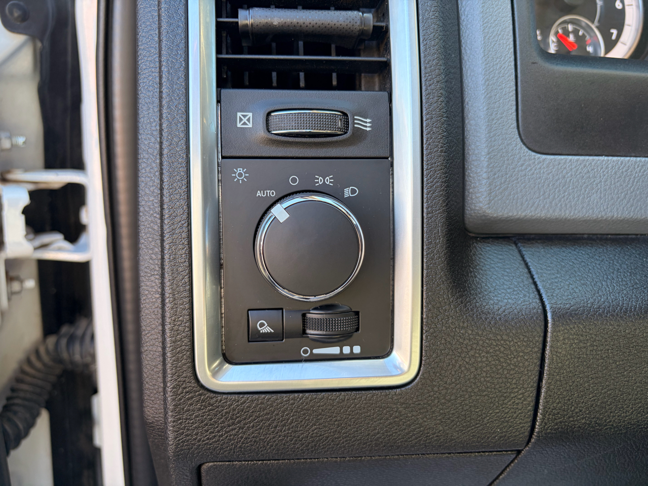 RAM 1500 Classic SLT 4x2 Crew Cab 6'4" Box 2019