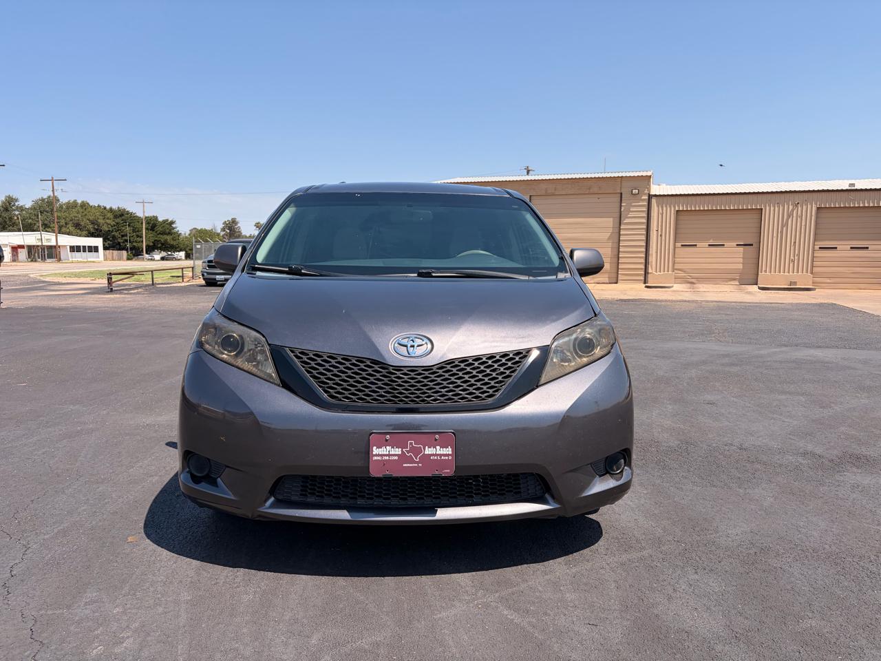 Toyota Sienna 5dr 7-Pass Van V6 LE FWD (Natl) 2013
