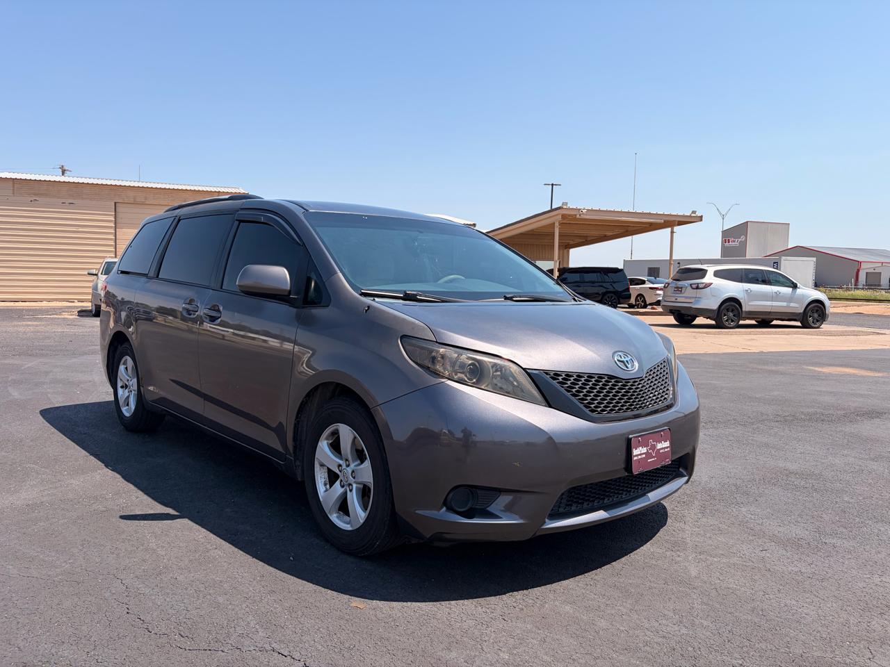 Toyota Sienna 5dr 7-Pass Van V6 LE FWD (Natl) 2013