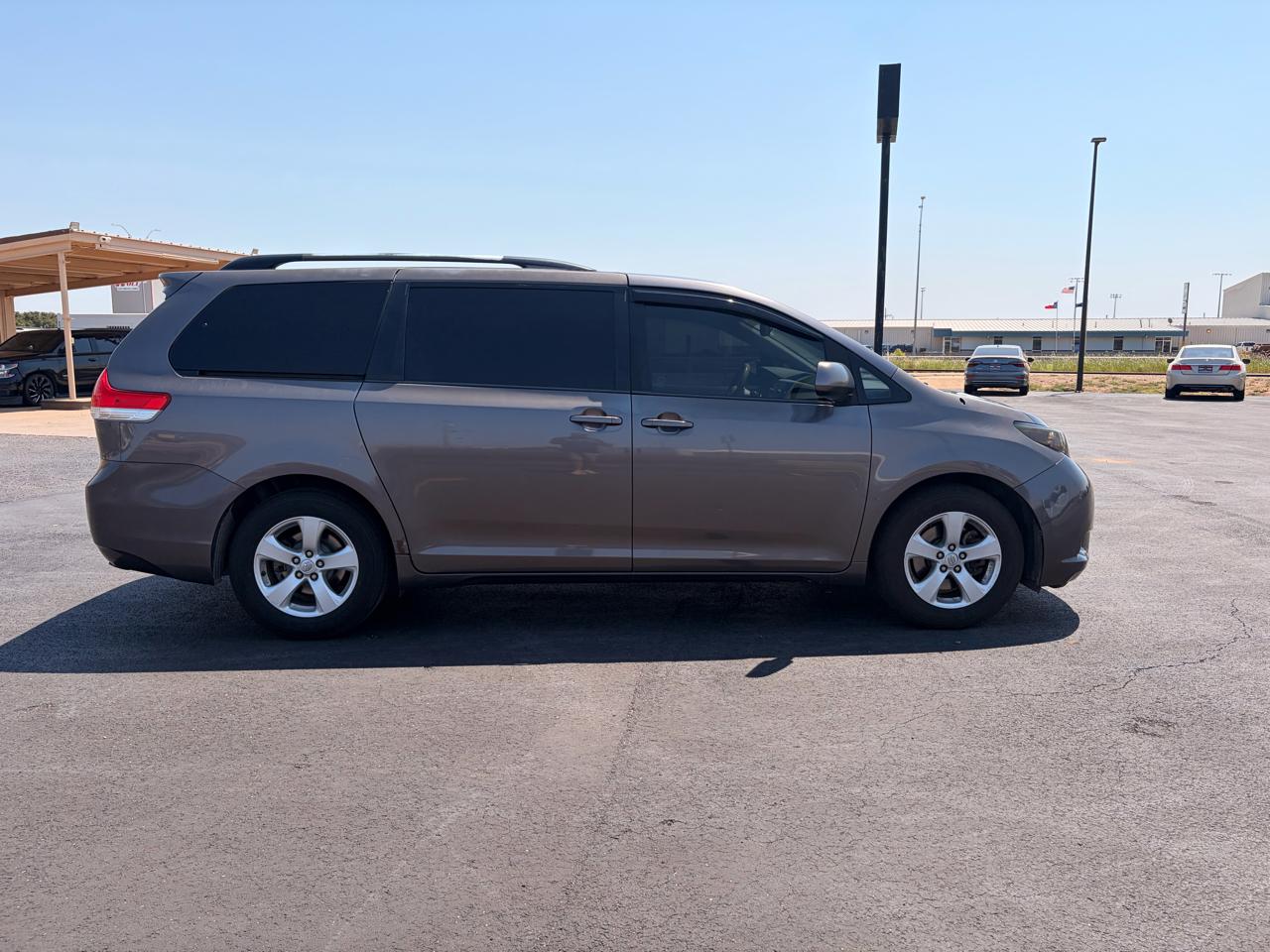 Toyota Sienna 5dr 7-Pass Van V6 LE FWD (Natl) 2013