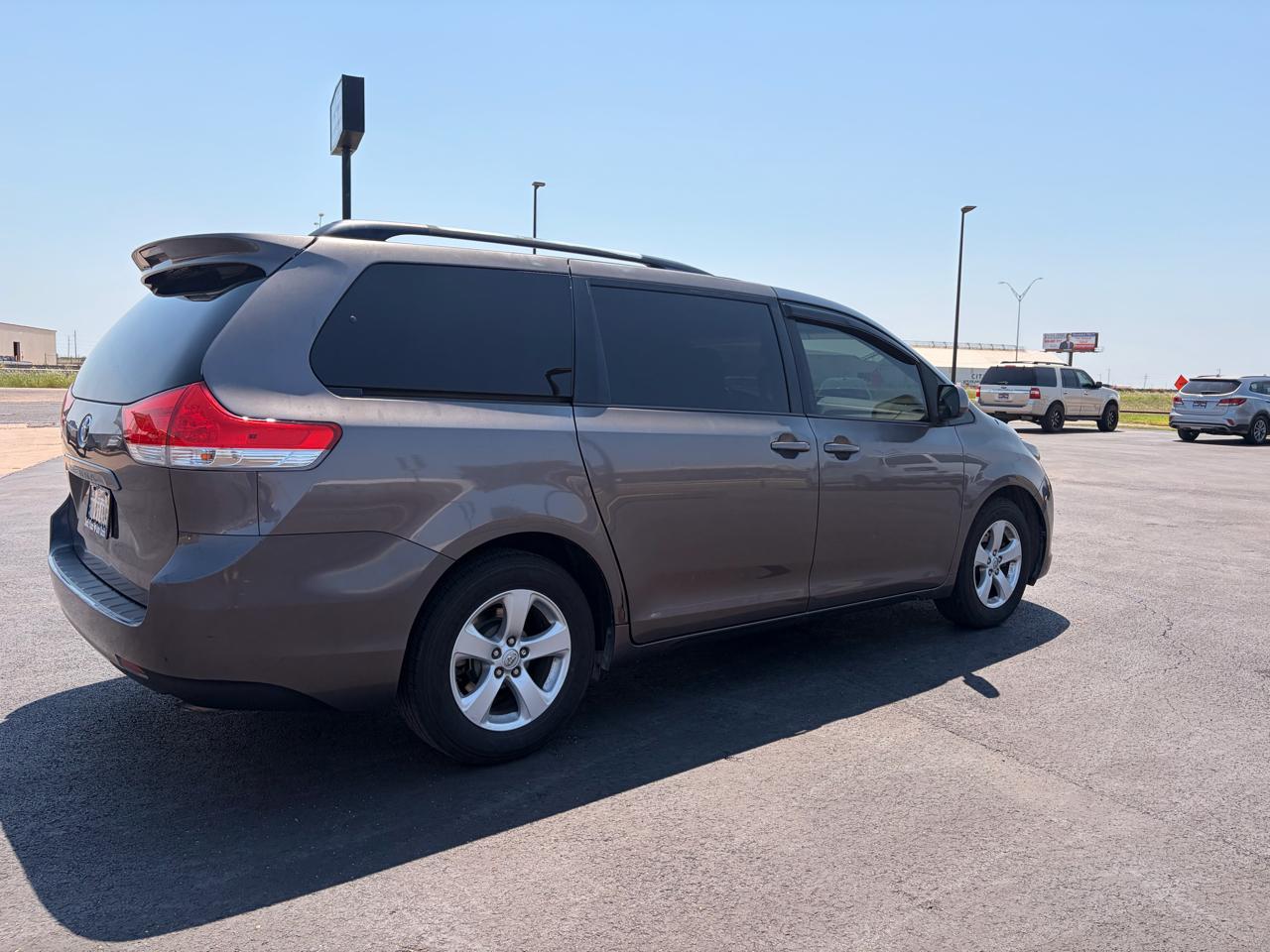 Toyota Sienna 5dr 7-Pass Van V6 LE FWD (Natl) 2013