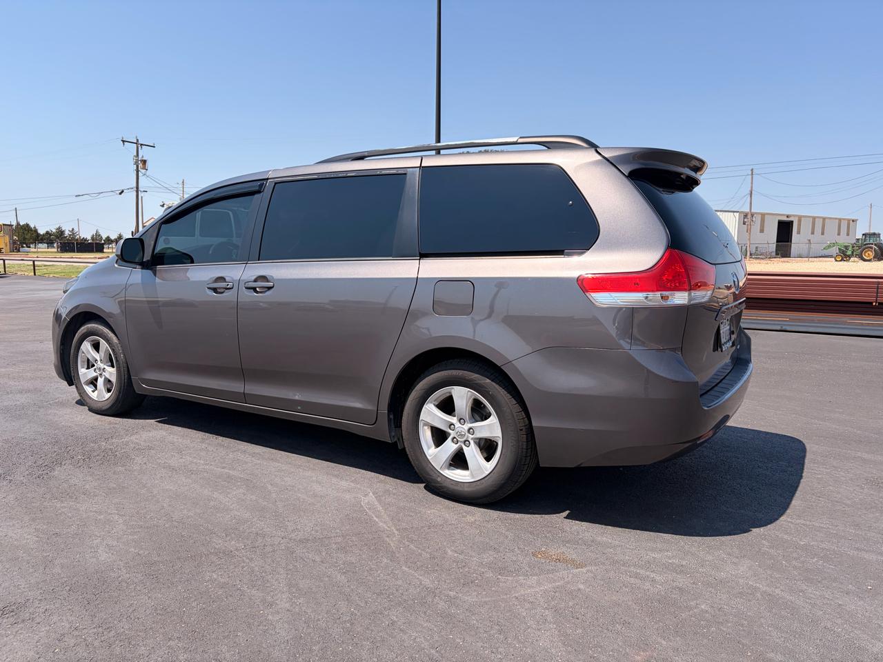 Toyota Sienna 5dr 7-Pass Van V6 LE FWD (Natl) 2013