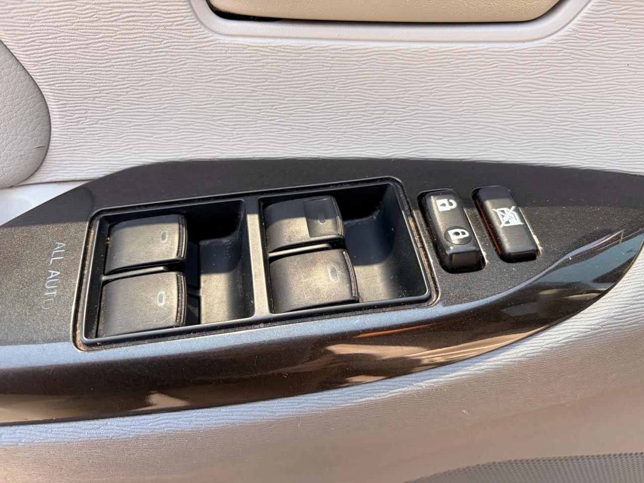 Toyota Sienna 5dr 7-Pass Van V6 LE FWD (Natl) 2013