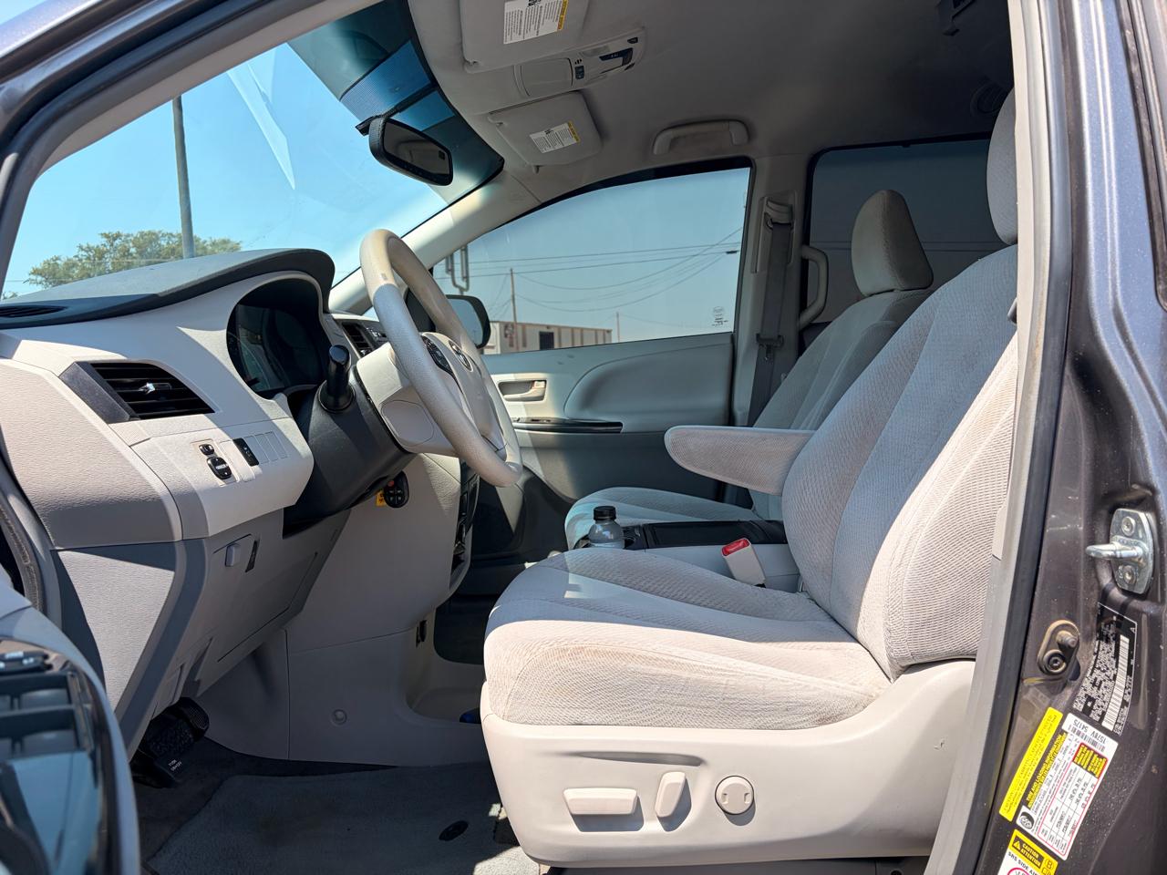 Toyota Sienna 5dr 7-Pass Van V6 LE FWD (Natl) 2013