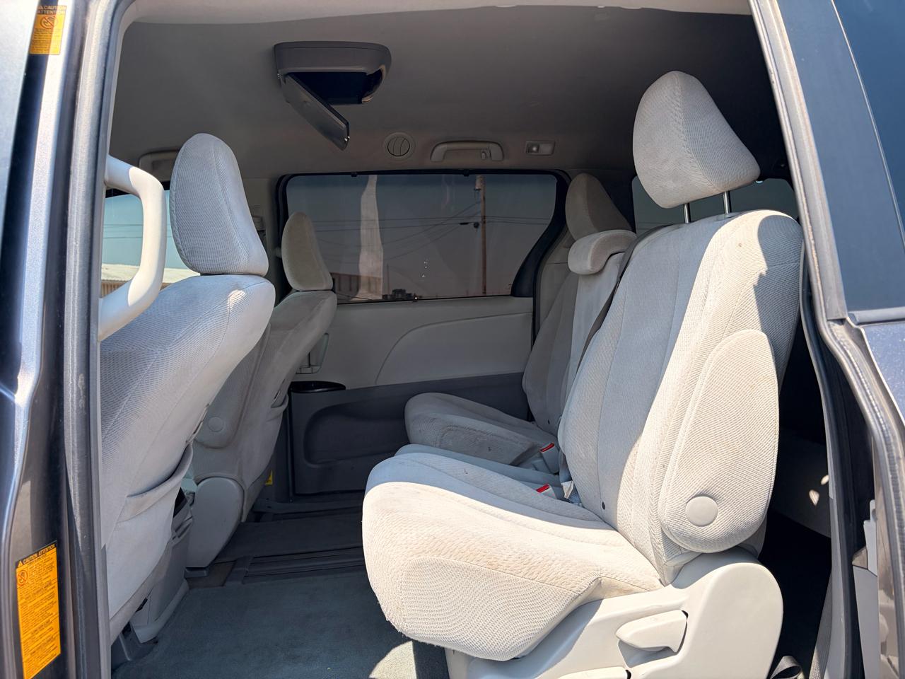 Toyota Sienna 5dr 7-Pass Van V6 LE FWD (Natl) 2013