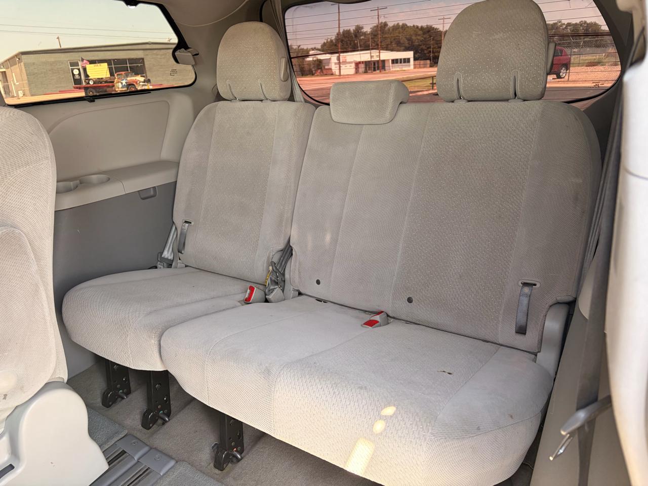 Toyota Sienna 5dr 7-Pass Van V6 LE FWD (Natl) 2013