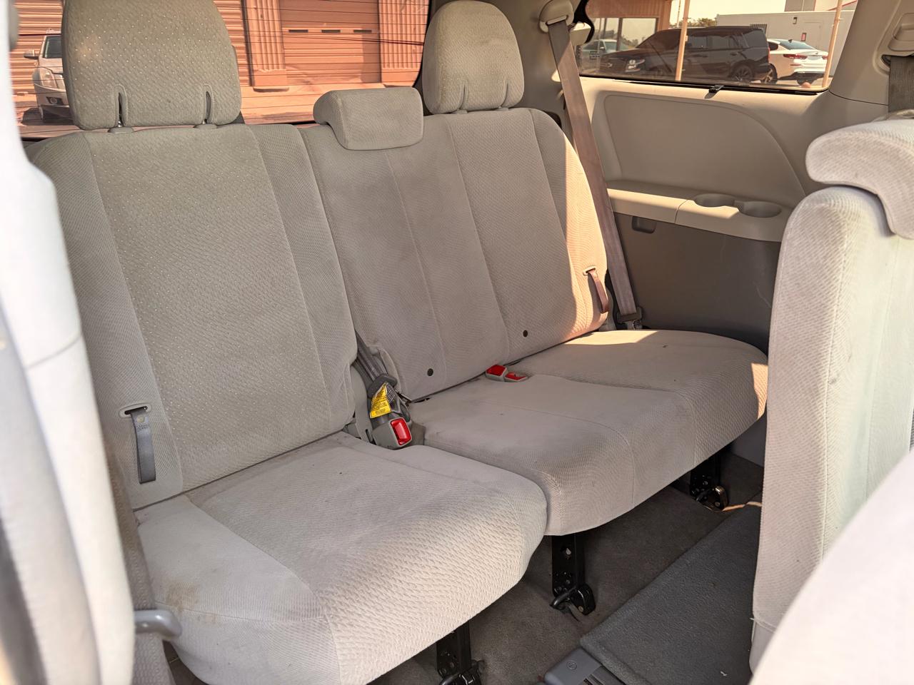 Toyota Sienna 5dr 7-Pass Van V6 LE FWD (Natl) 2013