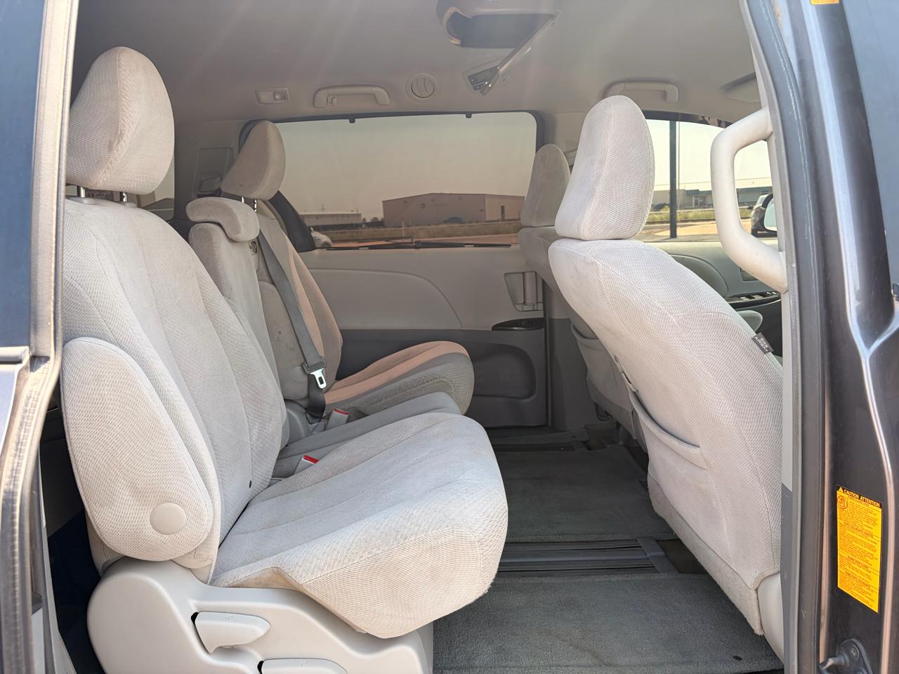 Toyota Sienna 5dr 7-Pass Van V6 LE FWD (Natl) 2013