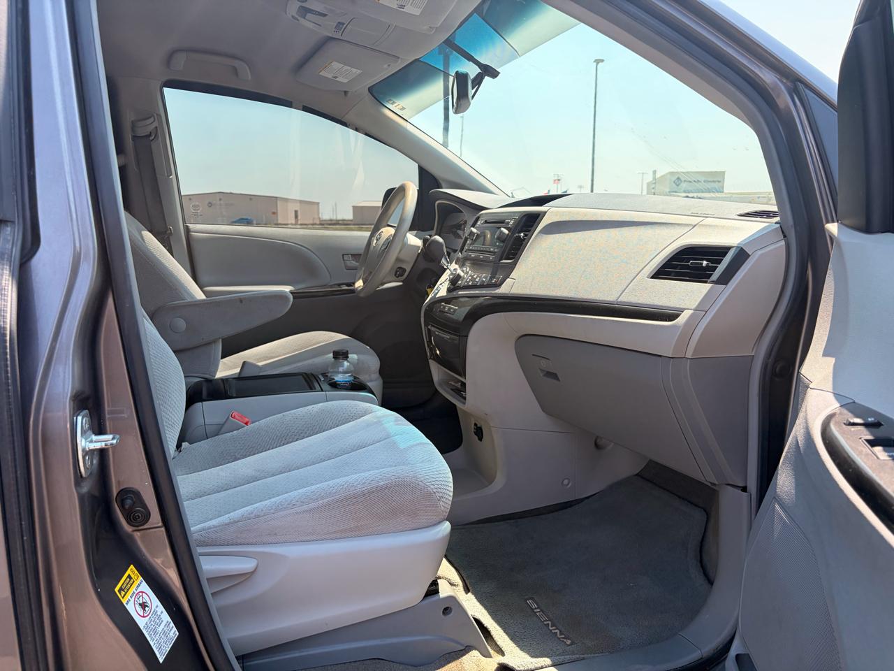Toyota Sienna 5dr 7-Pass Van V6 LE FWD (Natl) 2013