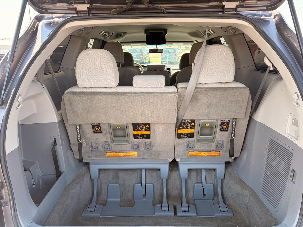 Toyota Sienna 5dr 7-Pass Van V6 LE FWD (Natl) 2013