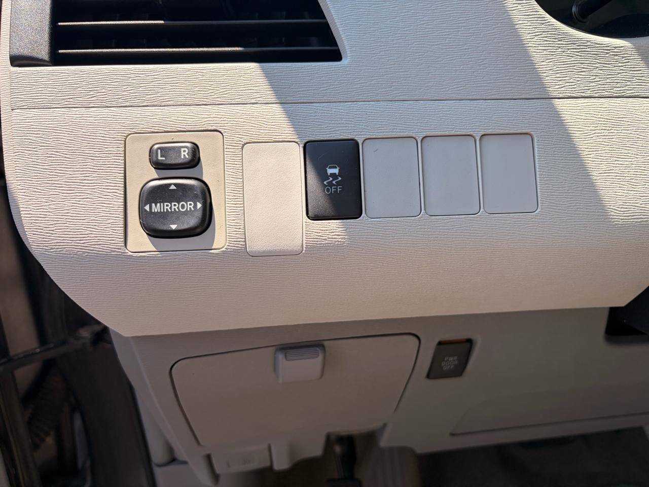 Toyota Sienna 5dr 7-Pass Van V6 LE FWD (Natl) 2013